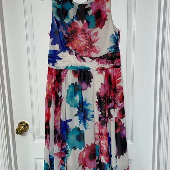 Eliza J. Beautiful floral flowy dress size 12. - Picture 10 of 15